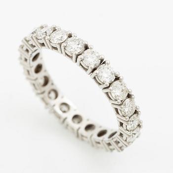 Full eternity ring in 18K white gold set with brilliant-cut diamonds.