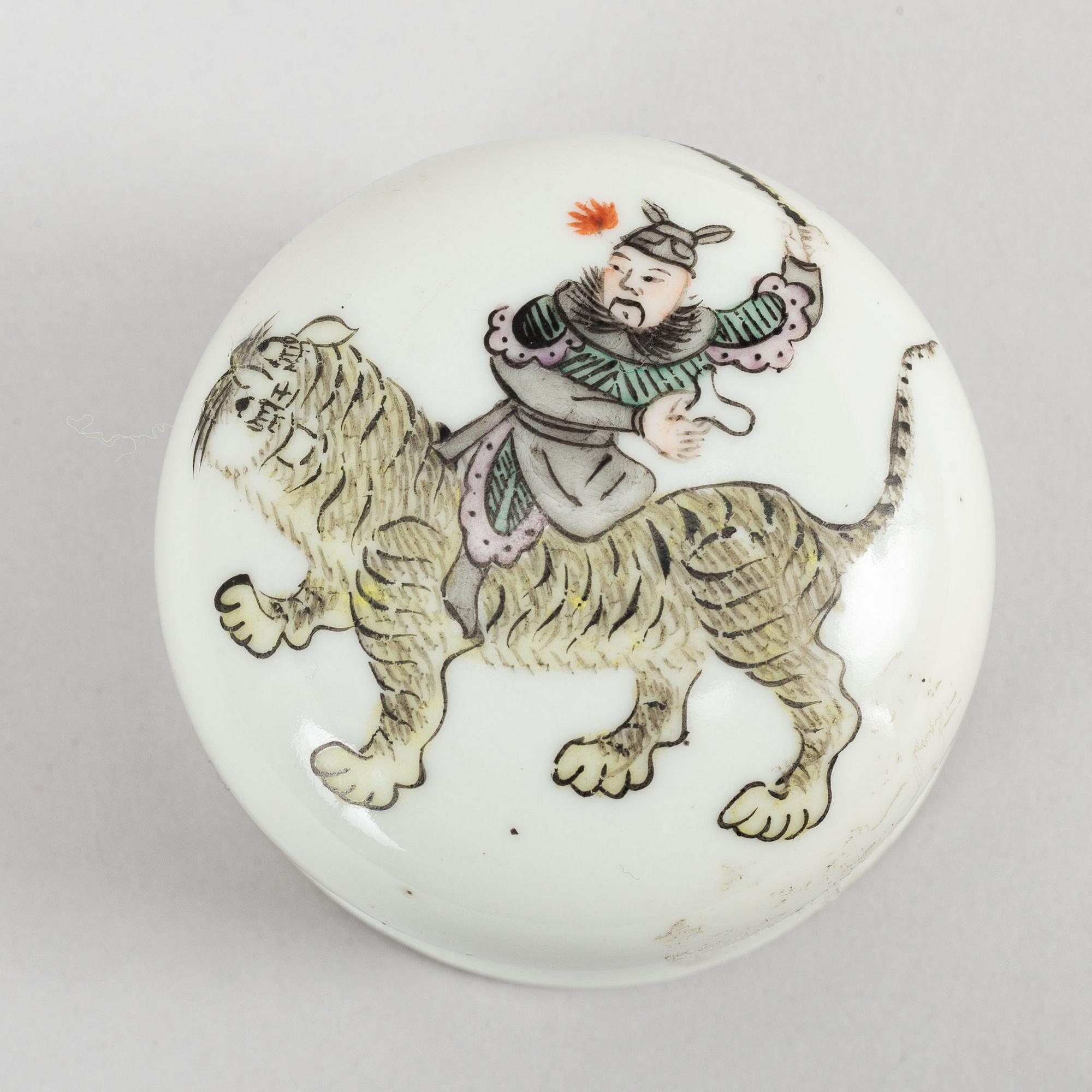 Tärningsburk, porslin. Kina, 1900-talets första hälft.