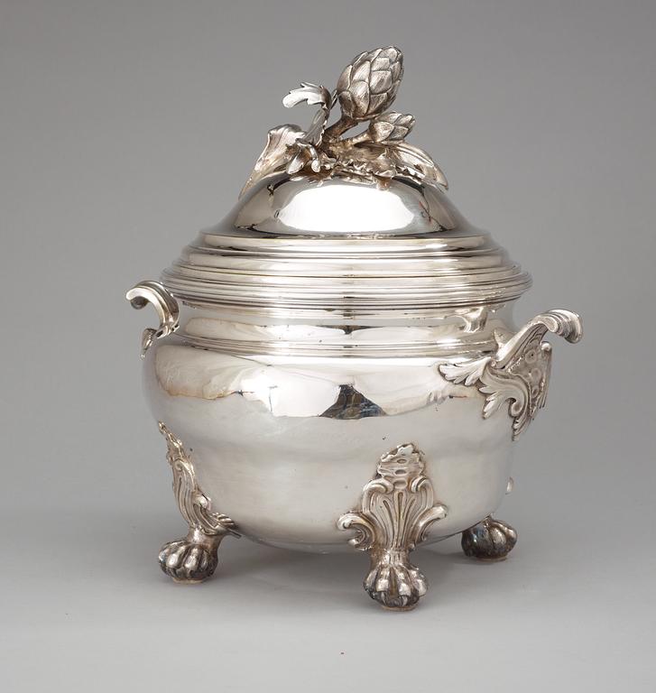 TERRIN MED LOCK. Frankrike, 1740-tal. Louis XV.