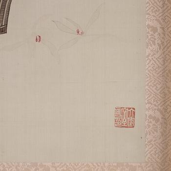 Rullmålning, färg och tusch på siden. Signerad Lady Huang Hua, troligen sen Qingdynasti.