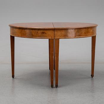 A english style dining table from the first half of the 20th century.