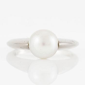 Ring 18K white gold with a cultured pearl.