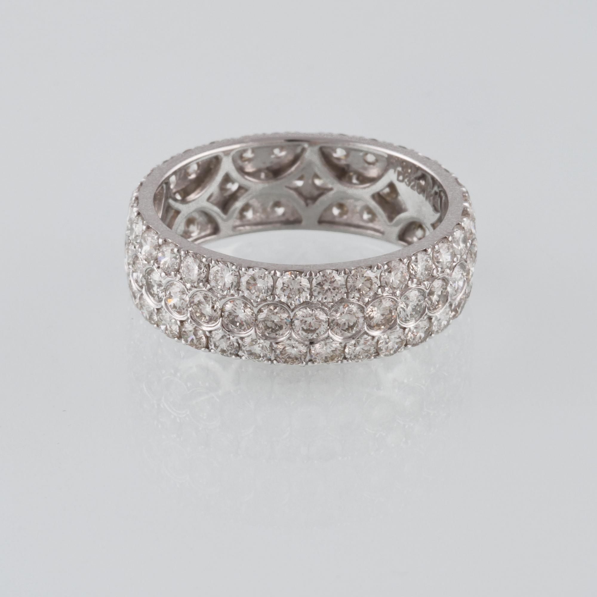 RING, 18K vitguld med 90 briljantslipade diamanter 3.26 ct. Vikt 4,1 gram.