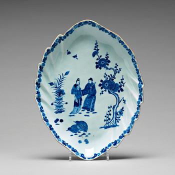 921. A blue and white leaf shaped serving dish, Qing dynasty, Qianlong (1736-95).