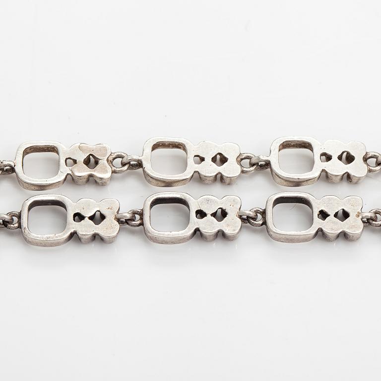 Jorma Laine, Rannekoru ja kaulakoru, hopeaa. Kultateollisuus, Turku 1966 ja 1971.