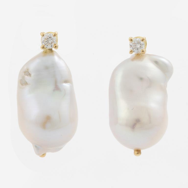 Earrings 18K yellow gold with cultured baroque-shaped freshwater pearls and brilliant-cut diamonds.