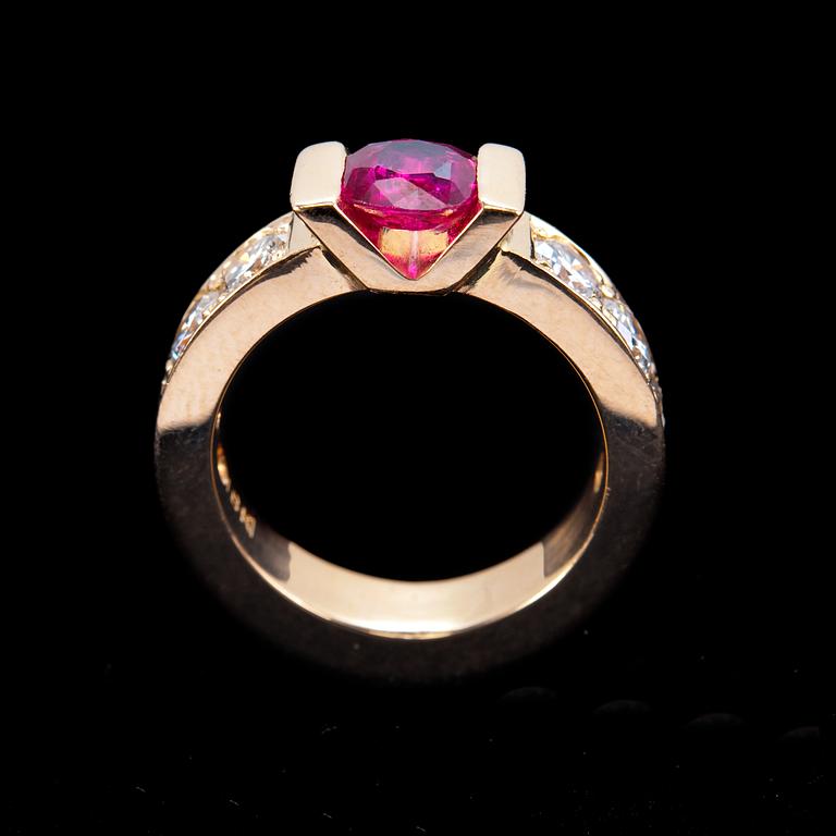 RING, rubin ca 0.60 ct. 8 briljanter H/vs-si ca. 1.00 ct.