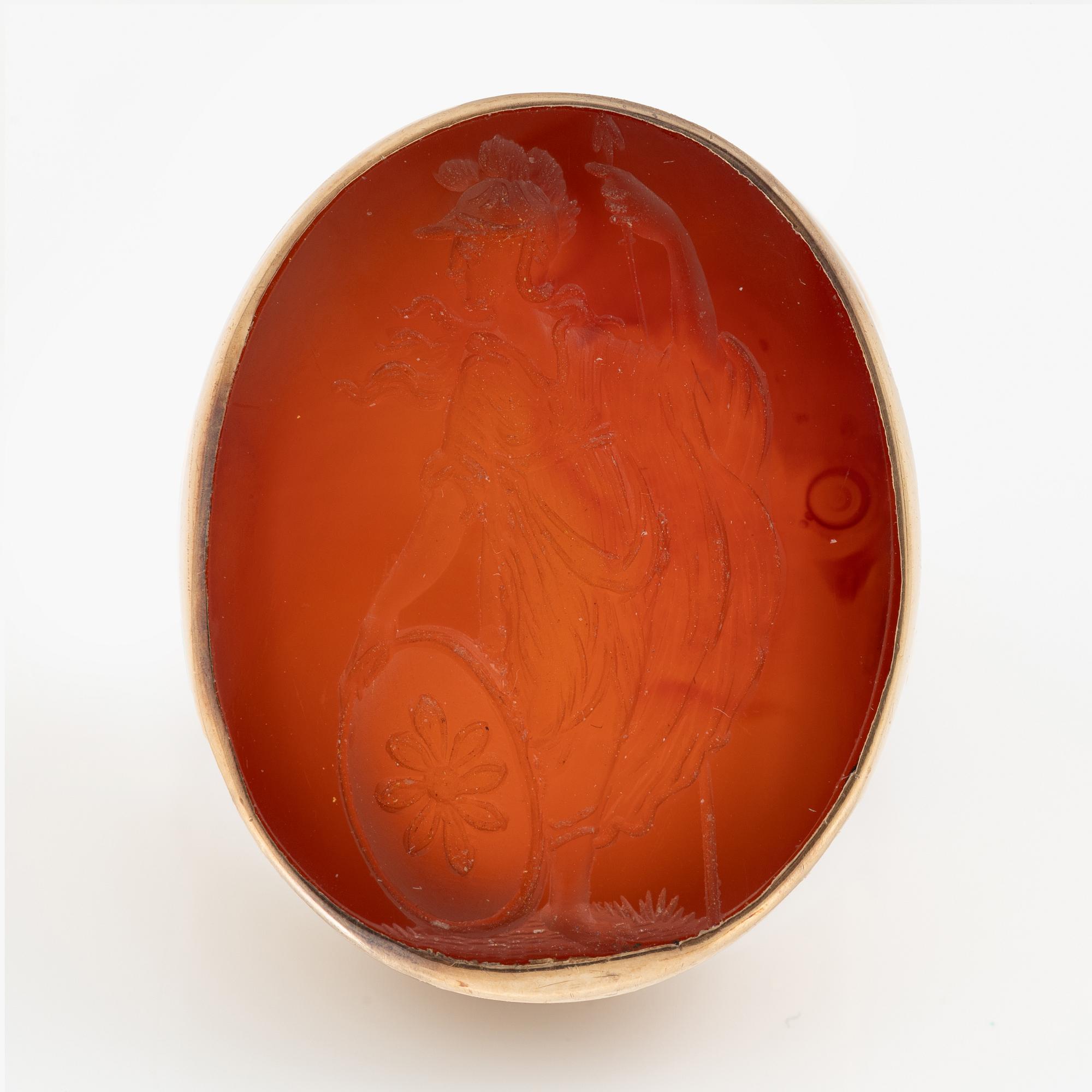 Ring of low carat gold with engraved agate, intaglio.