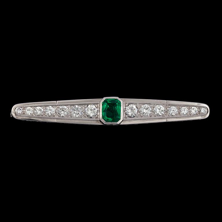 An emerald and brilliant cut diamond brooch, tot. app. 1.30 cts.