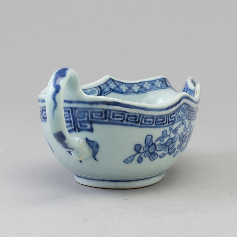 A blue and white export porcelain saucer, Qing dynasty, Qianlong (1736-95).