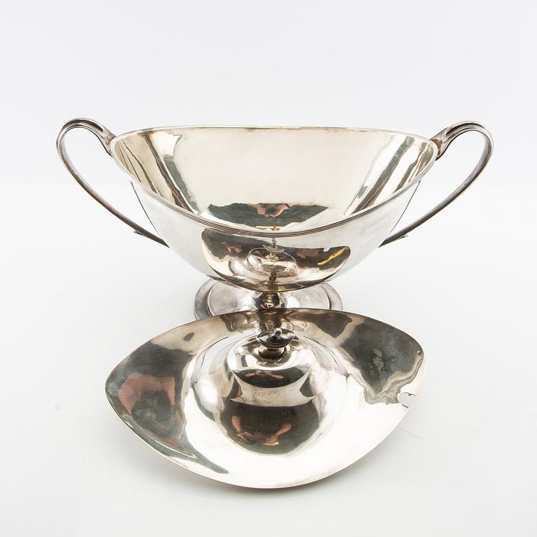 Tureen with lid, first half of the 20th century, silver plate.