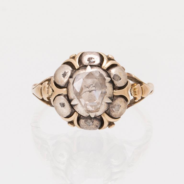 An 8K white and red gold ring set with rose cut diamonds.