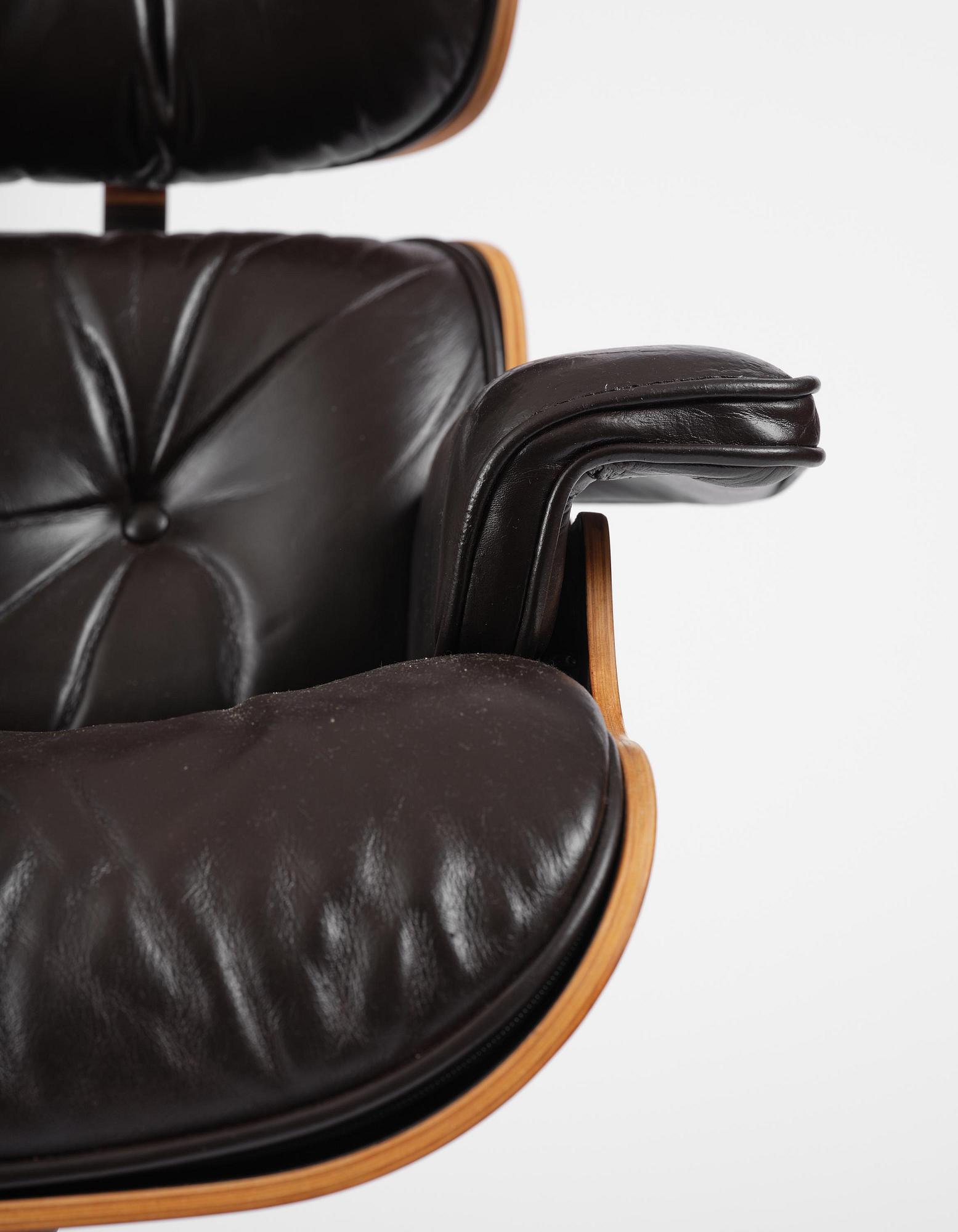 Charles & Ray Eames, an "Eames Lounge Chair" with ottoman, Vitra, late 1900s.