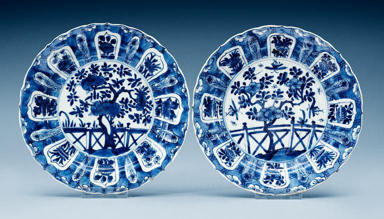 A pair of blue and white dishes, Qing dynasty, Kangxi (1662-1722).