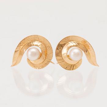 W.A. Bolin, örhängen ett par 18K guld och odlade pärlor, Stockholm 1959.