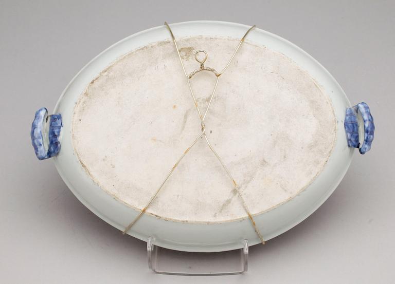 UPPLÄGGNINGSSKÅL med HÄNKLAR/KAROTT, porslin, Jiaqing, Kina, 1800-talets början.