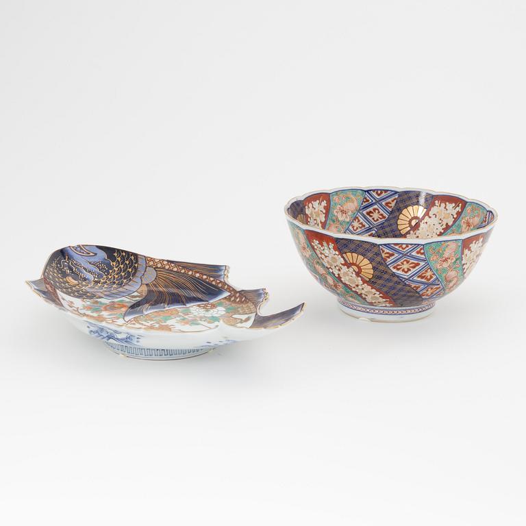 A Japanese imari serving dish and a serving bowl, later part of 20th century.