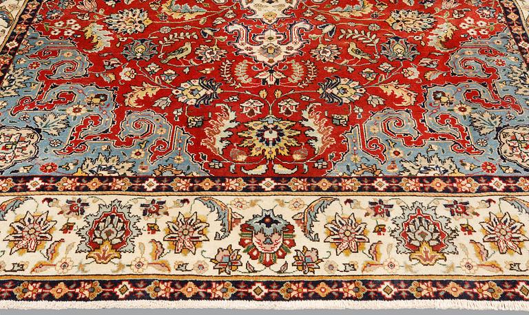 A Tabriz carpet, approx. 343 x 245 cm.