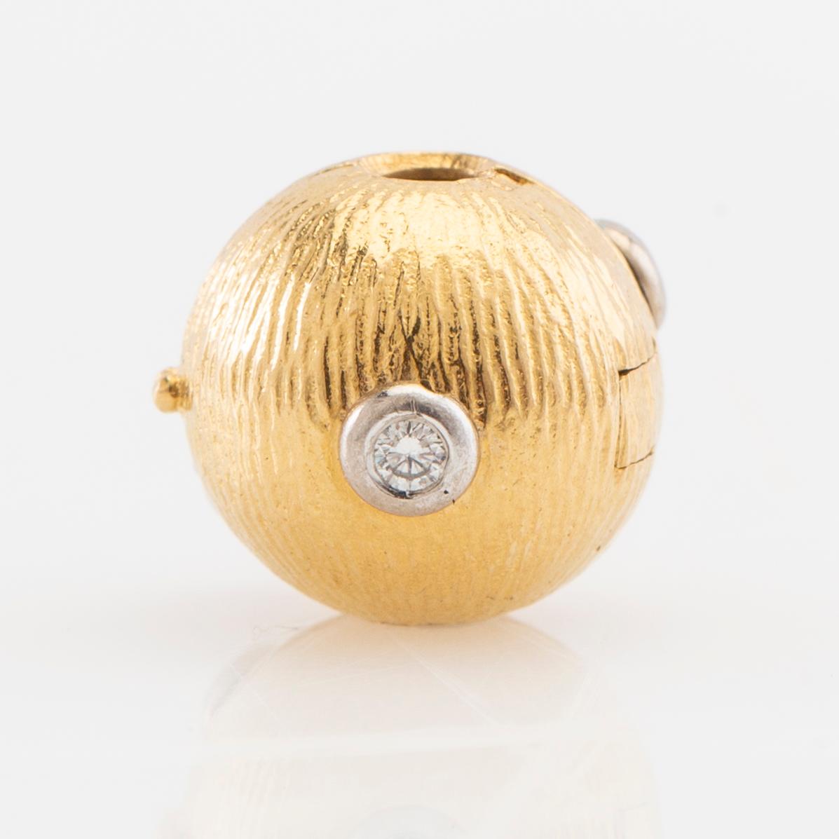 Ole Lynggaard, 18K gold clasp with round brilliant-cut diamonds.