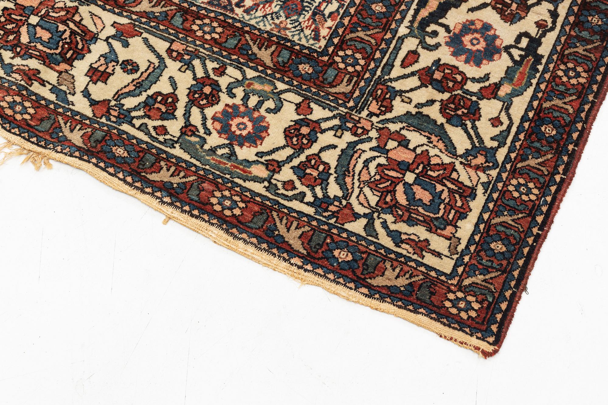 A Heris carpet, 305 x 205 cm.