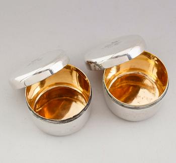 TOILETTEDOSOR, 1 par, silver, Gustaf Möllenborg, Stockholm 1837. Vikt ca 210 gram.