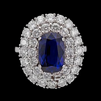 1057. A blue sapphire, 4.03 cts, and brilliant cut diamond ring, tot. app. 2 cts.