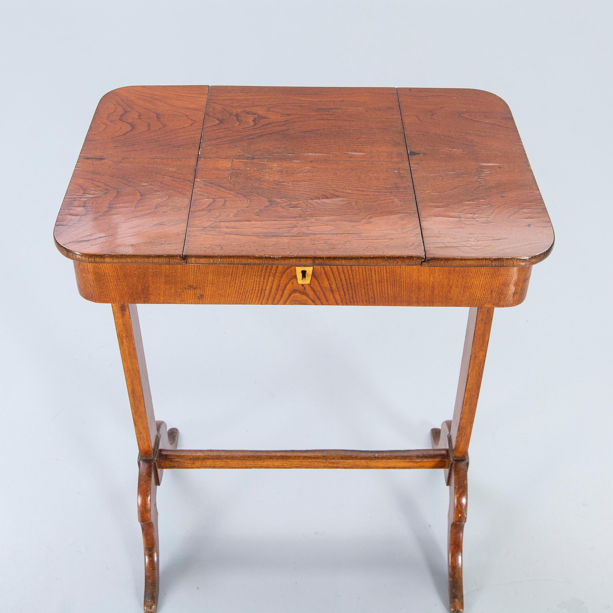 A mid 1800s dressign table.