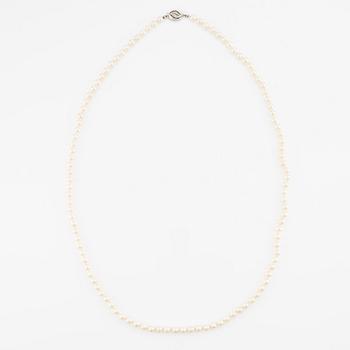 Necklace with cultured pearls, clasp in 18K gold with octagon-cut diamonds.