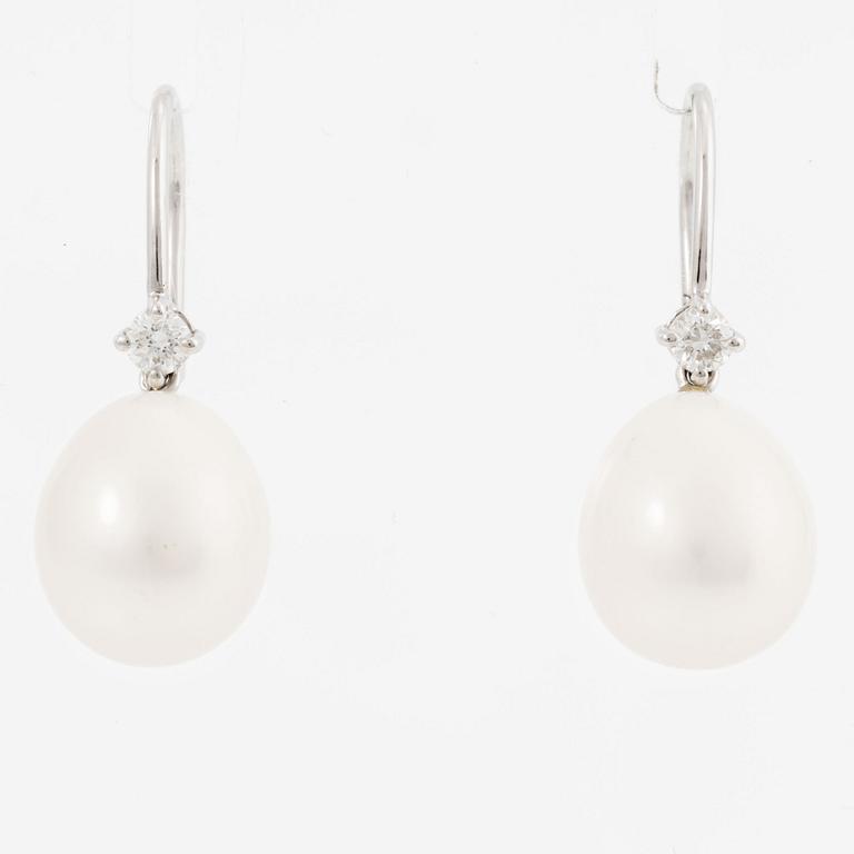 Earrings 18K white gold with oval pearls and brilliant-cut diamonds.