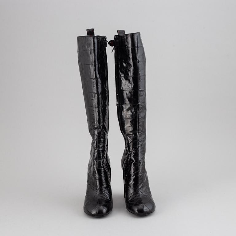 LOUIS VUITTON, a pair of letaher boots, size 37.