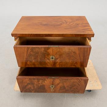 Byrå, Empire-stil sent 1800-tal.