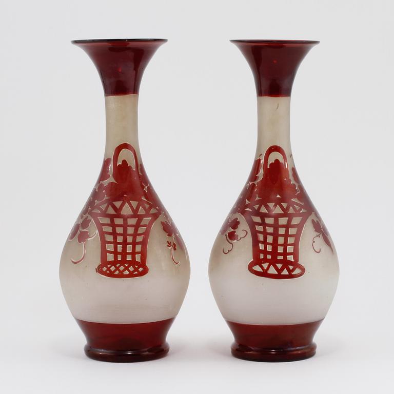 VASER, ett par, glas, omkring år 1900.