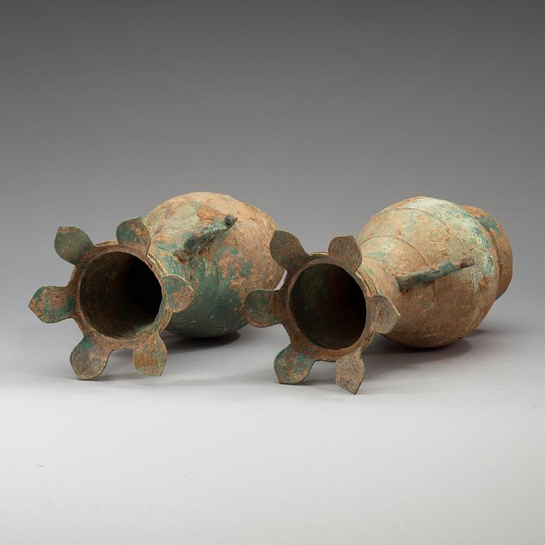VASER, ett par, brons. Hu form, Arkaiserande, troligen Warring States/Han dynastin (481 f.Kr-220 e.Kr.).