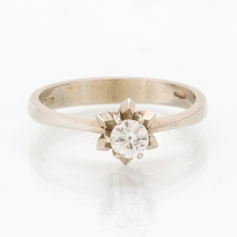 An 18K white gold and diamond ring, approx. 0.2 ct.