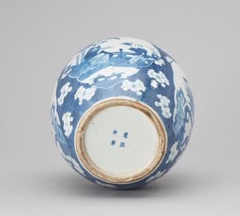 BOJAN, porslin. Sen Qing dynastin, Kangxi-stil med Kangxis fyra karaktärers märke.