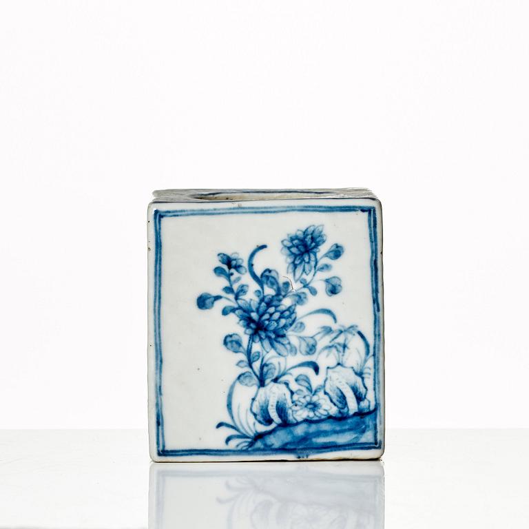 A blue and white ink holder, Qing dynasty, Qianlong (1736-95).