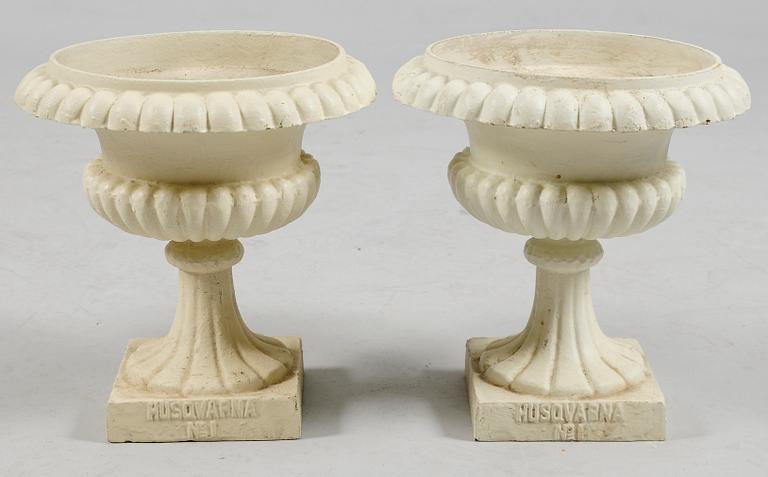 TRÄDGÅRDSURNOR, 1 par, gjutjärn, Husqvarna, nr 1.