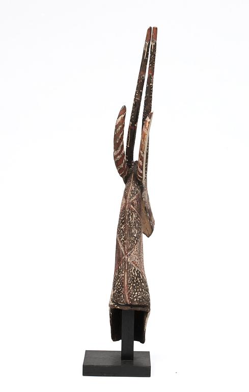 HUVUDPRYDNAD. Stiliserat giraffhuvud. Polykromt bemålat trä. Bobo-stammen. Nuvarande Burkina Faso, omkring 1940. Höjd 118,5 cm.