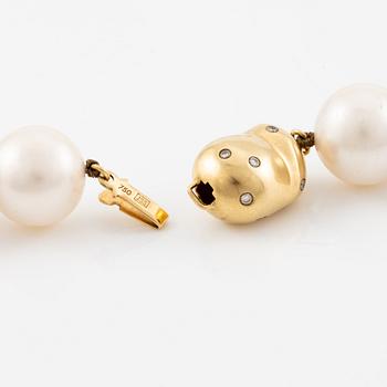 Pearl necklace, cultured freshwater pearls, clasp by Jarl Sandin in 18K gold with small brilliant-cut diamonds.