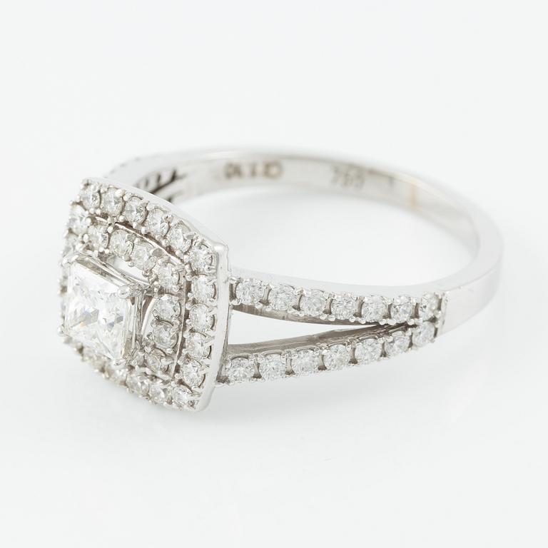 Ring 18K vitguld med prinsess- och briljantslipade diamanter.