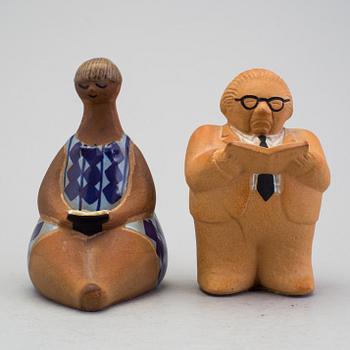 LISA LARSON, figurin, stengods, "Amalia" samt "Gunnar Sträng" sparbössa. Gustavsberg.