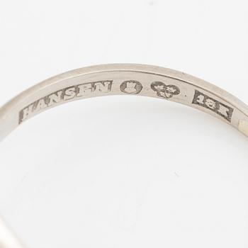 Ring, 18K vitguld med en briljantslipad diamant och  tre mindre briljantslipade diamanter.