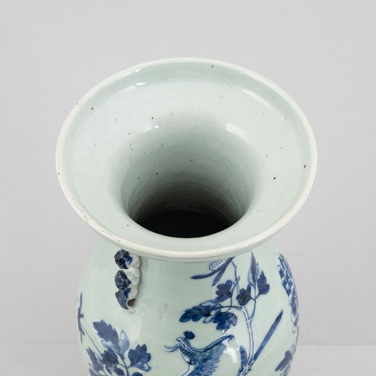 A Chinese porcelain vase, Qing dynasty, second half of the 20th Century.