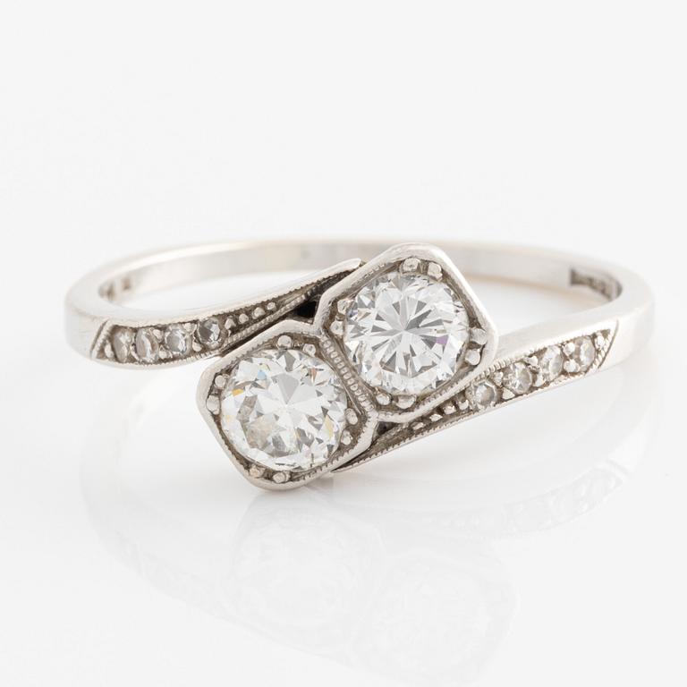 Ring, tvillingring, platina med briljantslipade diamanter.