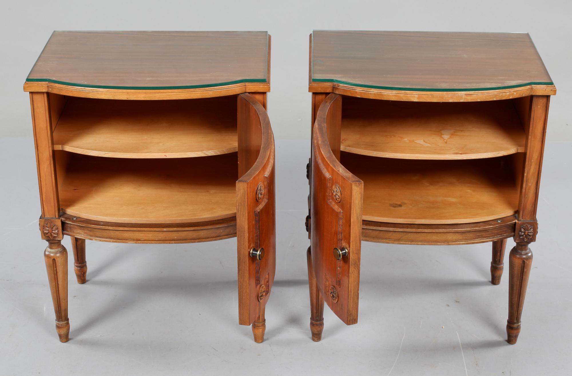 SÄNGBORD, ett par, gustaviansk stil, 1900-talets mitt.