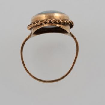 RING, 8K guld med cabochonslipad opal, troligtvis Rolason Brothers, Birmingham, 1862. Vikt 4,2 gram.