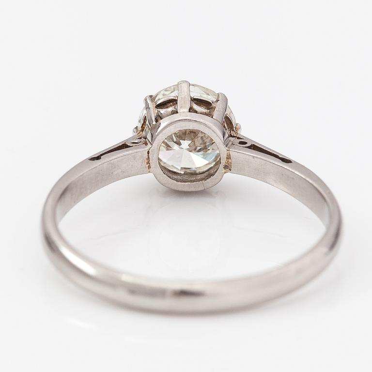 A platinum ring with a diamond ca. 1.05 ct. With certificate.