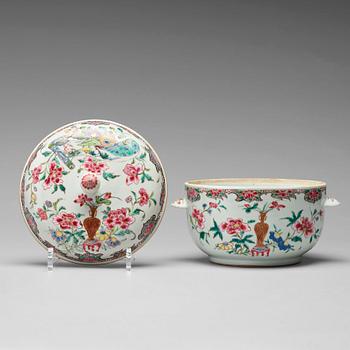 An imari tureen with cover, Qing dynasty, first half of the 18th century.