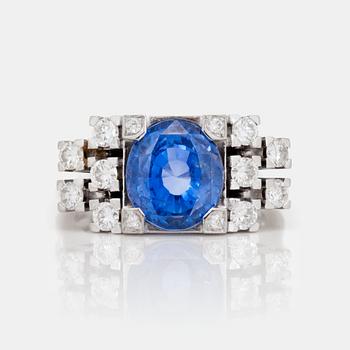 1178. RING med färgväxlande blålila safir ca 8.03ct samt briljantslipade diamanter totalt 0.59ct. Lantz, Stockholm 1989.