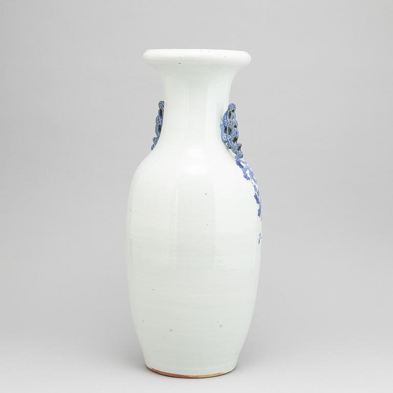 A Chinese blue and white porcelain vase, late Qing dynasty, 19th/20th century.